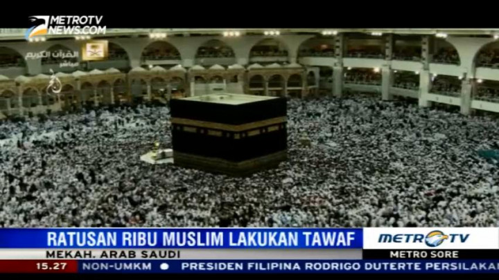 Ratusan Ribu Jamaah Haji Melakukan Tawaf