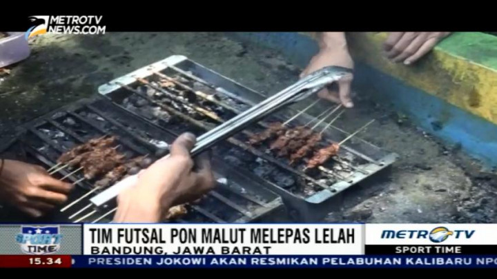 Tim Futsal PON Malut Bakar Sate Bersama