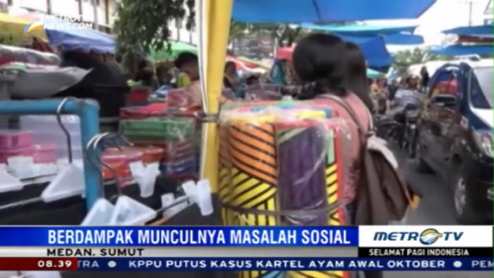 Pedagang Pasar Aksara Masih Jualan di Pinggir Jalan
