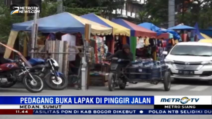 Pascakebakaran Pasar Aksara, Pedagang Buka Lapak di Pinggir Jalan