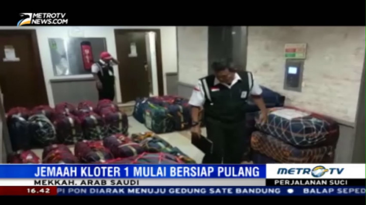 Petugas Lakukan Pemeriksaan dan Penimbangan Koper Jamaah Haji