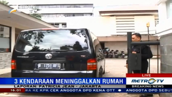 Tiga Mobil Meninggalkan Rumah Irman Gusman