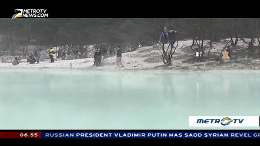 Enjoying Exotic View of Kawah Putih