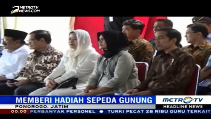 Jokowi Bagikan Sembako untuk Warga Ponorogo