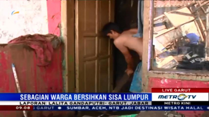 Korban Banjir Bandang Garut Mulai Bersihkan Rumah