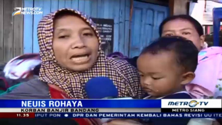 Terima Bantuan Pakaian, Warga Garut: Alhamdulillah