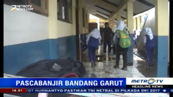 Siswa SMP Negeri 3 Tarogong Bersihkan Sekolah Pascabanjir Bandang