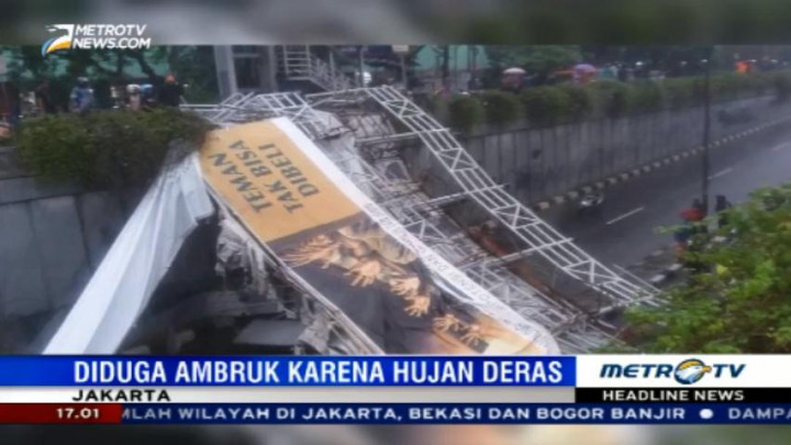 Hujan Deras, JPO Pasar Minggu Roboh