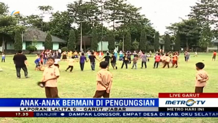 Relawan Ajak Anak-anak Korban Banjir Garut Bermain