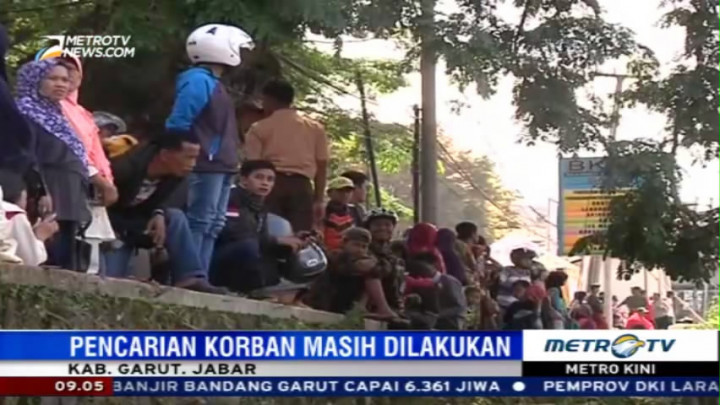 Kerumunan Warga Ganggu Proses Pencarian Korban Banjir Garut