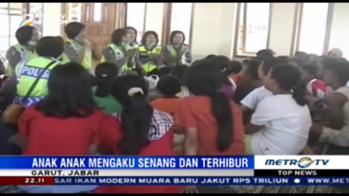 Puluhan Polwan Beri <i>Trauma Healing</i> ke Anak-anak Korban Banjir Garut