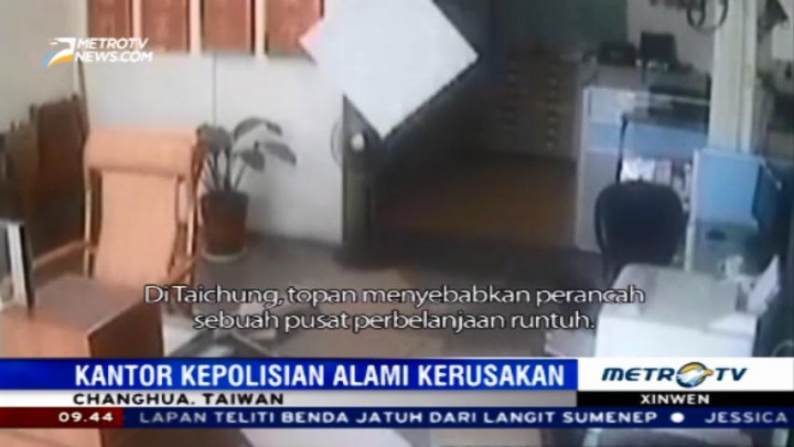 Topan Megi Runtuhkan Atap Gedung di Taiwan