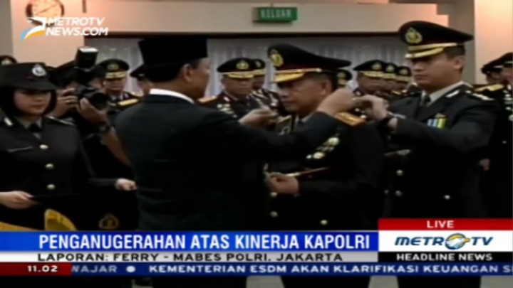 Kapolri Dianugerahi Tanda Kehormatan Bintang Bhayangkara Utama