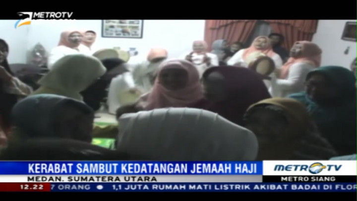 Kerabat Sambut Kedatangan Haji dengan Tradisi Tepung Tawar