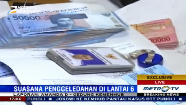 Polisi Periksa Sejumlah Barang Bukti OTT di Kemenhub