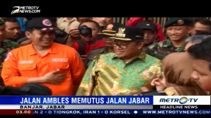 Tinjau Jalan Amblas di Banjar, Aher Janjikan Perbaikan