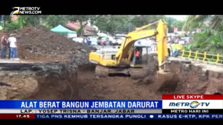 Alat Berat Diturukan untuk Memperbaiki Jembatan Penghubung Jabar-Jateng