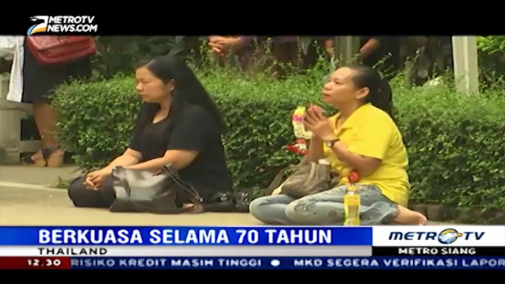 Raja Thailand Wafat, Warga Masih Datangi RS