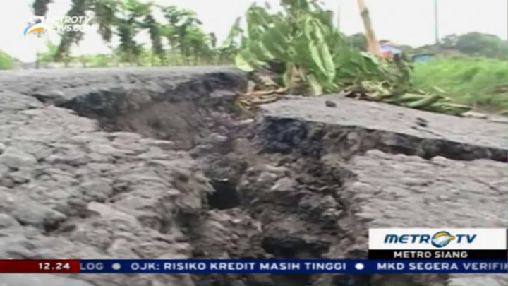 Jalan di Sidoarjo Ambles Akibat Tergerus Banjir