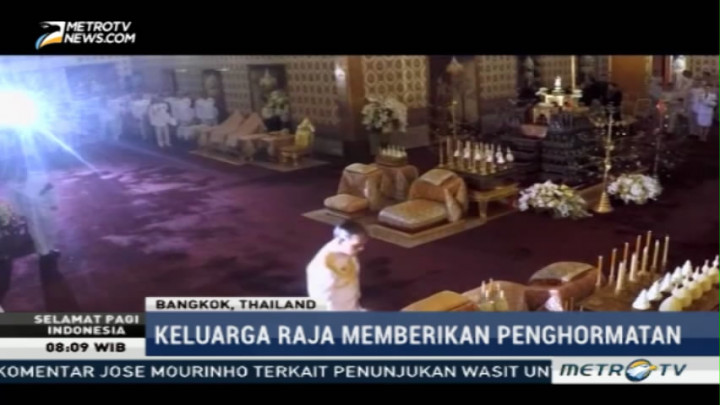 Keluarga Kerajaan Beri Penghormatan untuk Raja Bhumibol