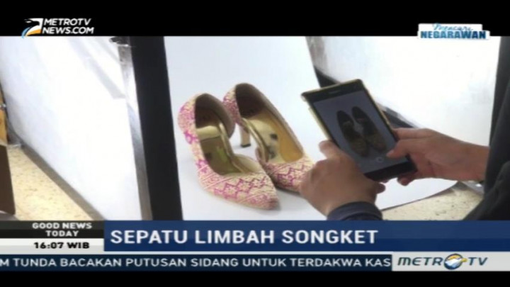 Sepatu Cantik dari Sisa Songket Palembang