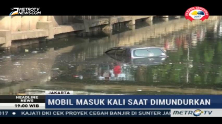 Mobil Tercebur ke Kali Item Kemayoran