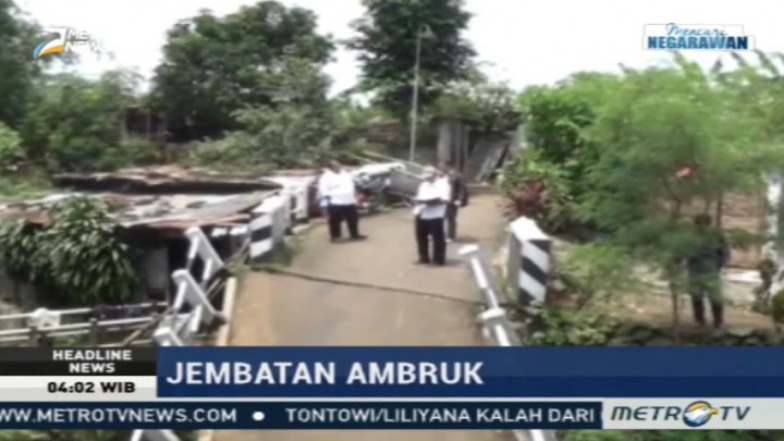 Jembatan di Bogor Ambruk akibat Tergerus Air Sungai