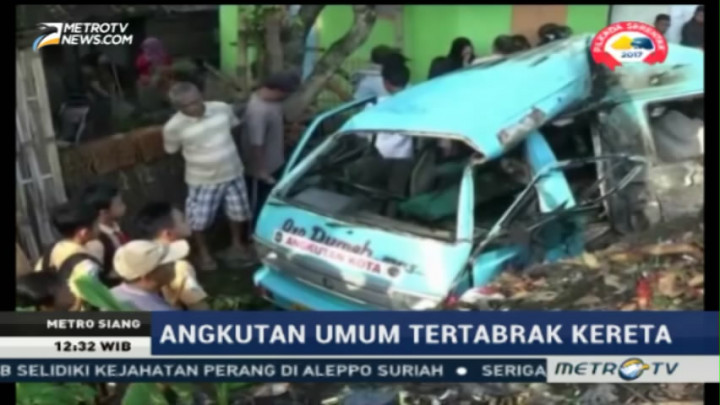 Angkot Tertabrak Kereta, 4 Orang Tewas