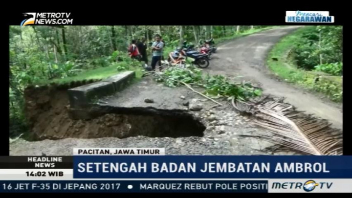 Setengah Badan Jembatan Penghubung Dua Kecamatan di Pacitan Ambrol