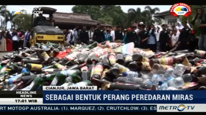 Polres Cianjur Musnahkan Botol Miras di Hadapan Ribuan Santri