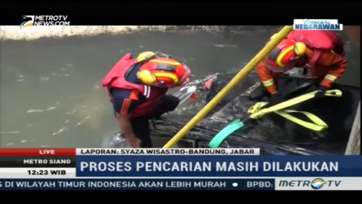 Mobil yang Terseret Banjir Bandung Ditemukan di Bawah Jembatan Citepus