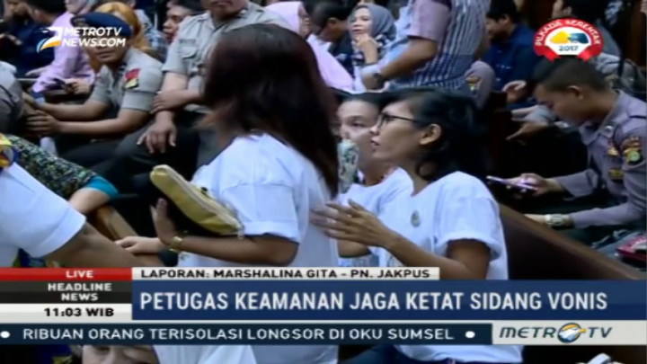 Keluarga Pakai Kaos 'Justice for Mirna' di Sidang Vonis Jessica