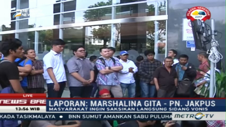 Pengunjung Saksikan Sidang Jessica Melalui Layar Kaca