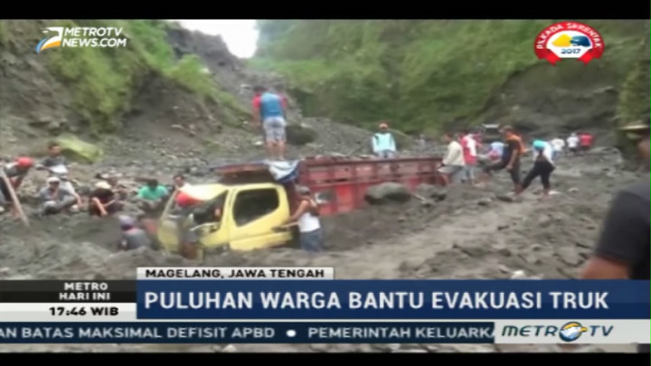 Belasan Truk Terjebak Banjir Lahar Dingin Merapi