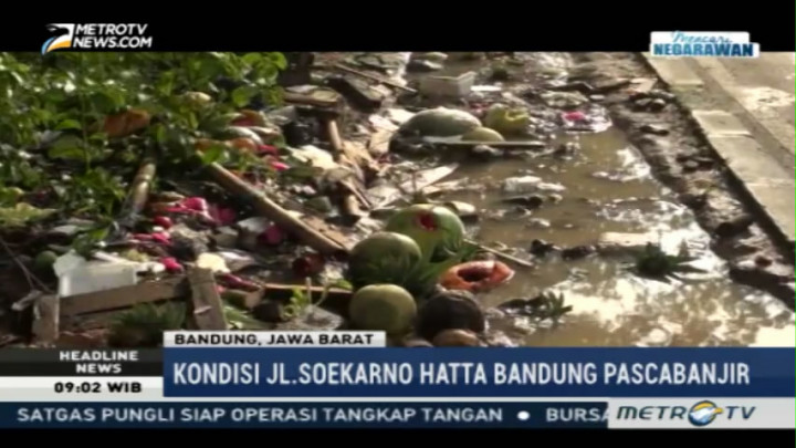 Tumpukan Sampah Berserakan Pascabanjir di Bandung