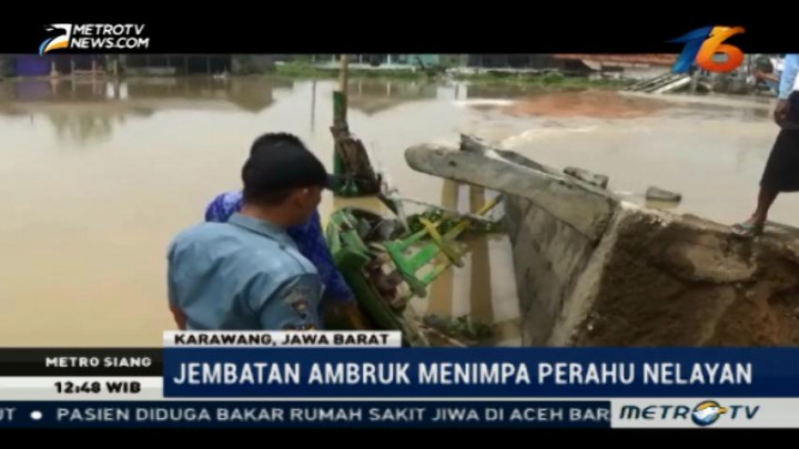 Jembatan Penghubung Antarkampung di Karawang Ambruk