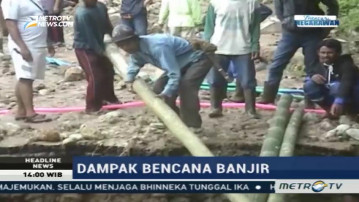 Warga Garut Gotong Royong Buat Jembatan Darurat