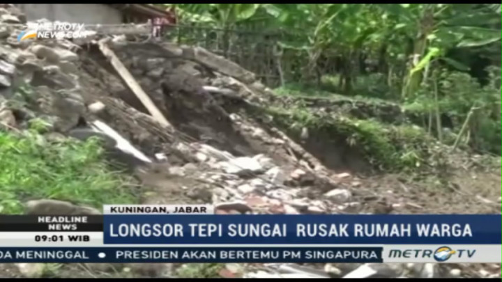 Hujan Deras, Sebuah Rumah di Kuningan Ambruk