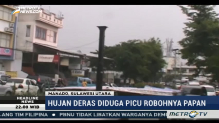 Sebuah Papan Reklame di Manado Roboh