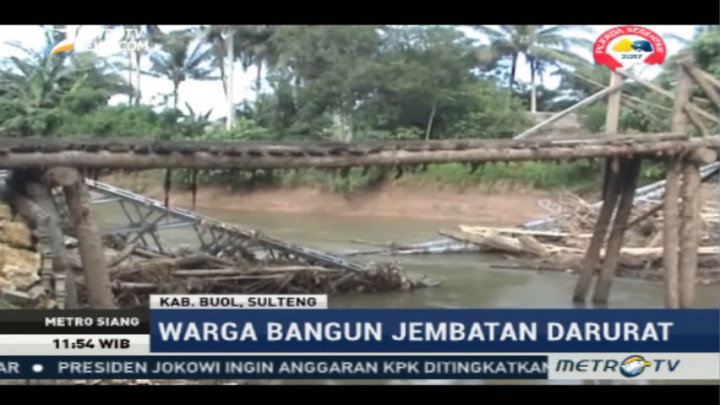 Akses Putus, Warga Buol Bangun Jembatan Darurat