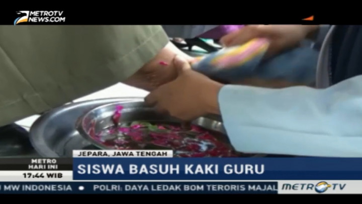 Rayakan Hari Guru, Siswa Gelar Lomba Hingga Basuh Kaki Guru