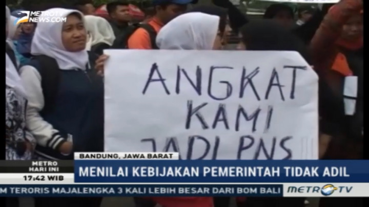 Guru Honorer Demo Tuntut Upah Layak