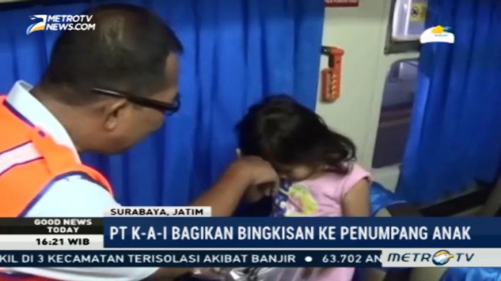 PT KAI Daop 8 Bagikan Bingkisan Bagi Penumpang Anak-anak
