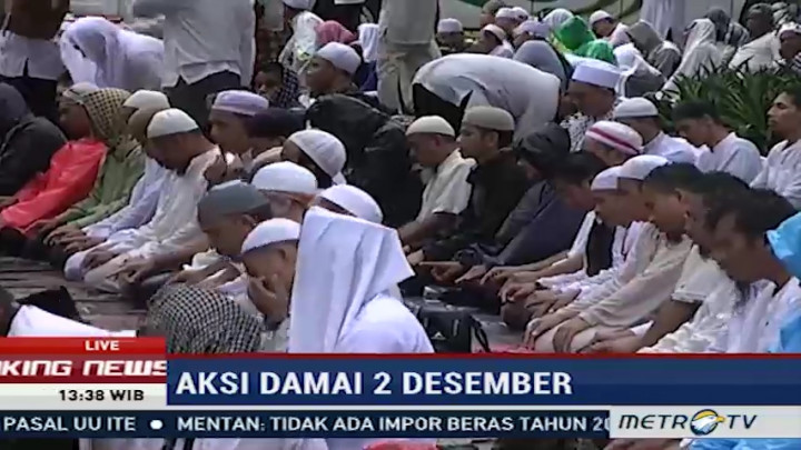 PNS Balaikota DKI Ikut Salat Jumat Bersama Peserta Aksi Damai