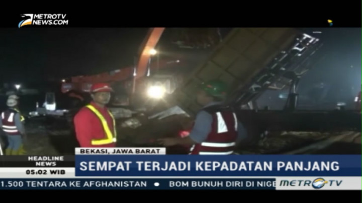 Bahu Jalan KM 17 Tol Cikampek Amblas
