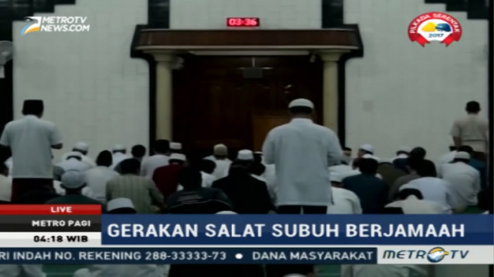 Warga Surabaya Antusias Jalankan Salat Subuh Berjemaah