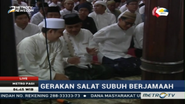 Anies-Sandi Salat Subuh Berjemaah di Masjid Sunda Kelapa