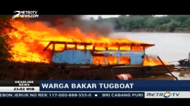Warga Bakar Tugboat Milik Penambang Pasir Ilegal