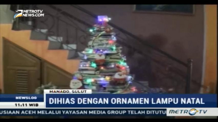 Uniknya Pohon Natal dari Buku Bekas