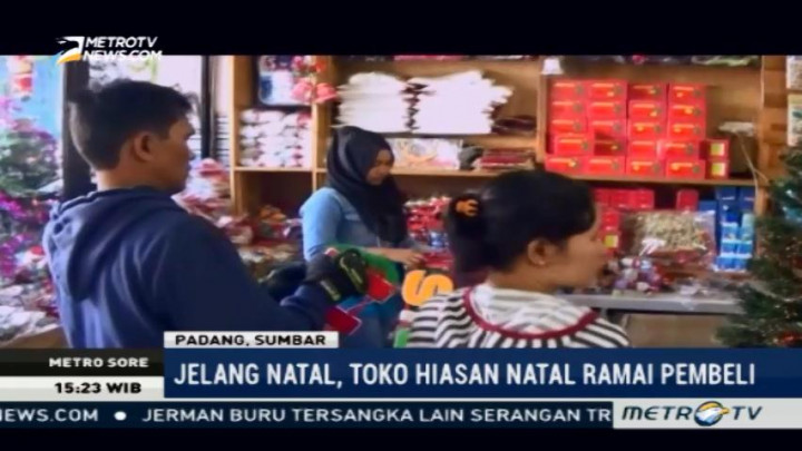 Toko Hiasan Natal di Kota Padang Ramai Pembeli